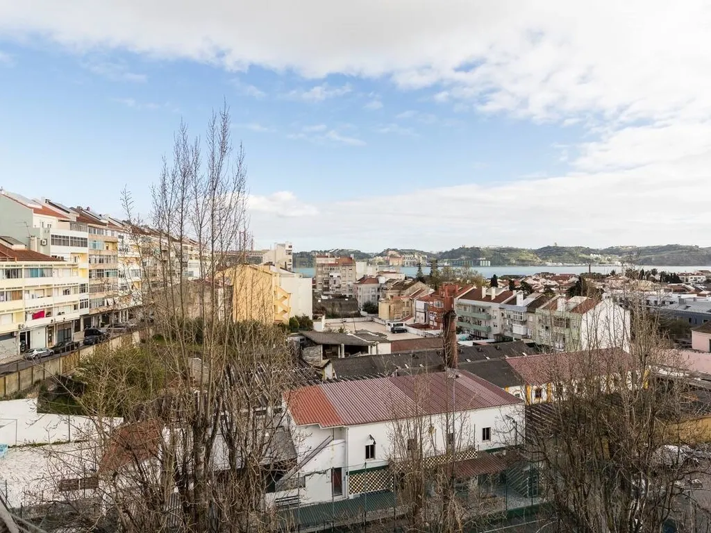 Arrendamento – T3 Remodelado com Vista Rio | Alcântara, Lisboa - Image 28
