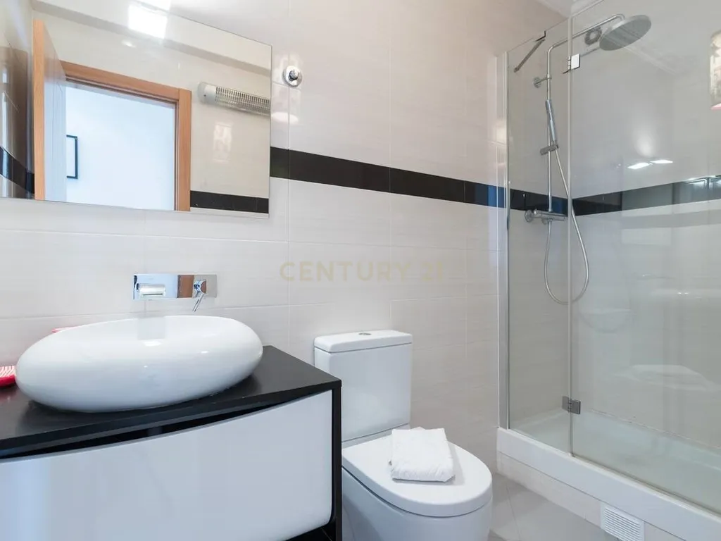 Arrendamento – T3 Remodelado com Vista Rio | Alcântara, Lisboa - Image 15
