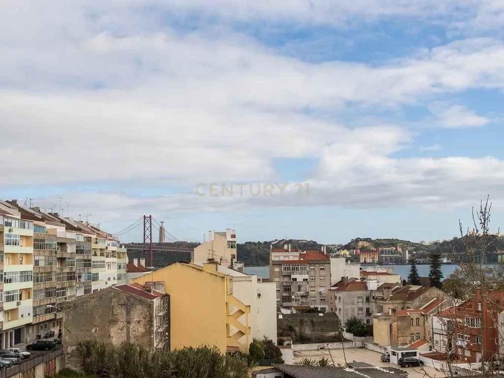 Arrendamento – T3 Remodelado com Vista Rio | Alcântara, Lisboa - Image 27
