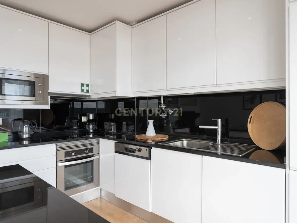 Arrendamento – T3 Remodelado com Vista Rio | Alcântara, Lisboa - Image 8