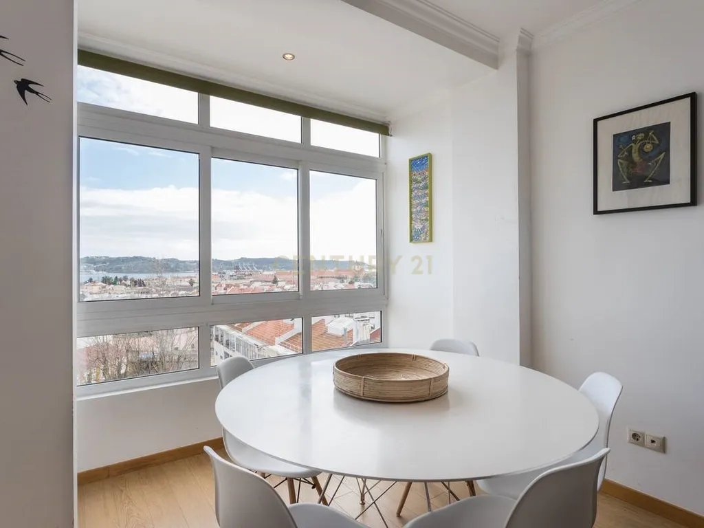 Arrendamento – T3 Remodelado com Vista Rio | Alcântara, Lisboa - Image 13