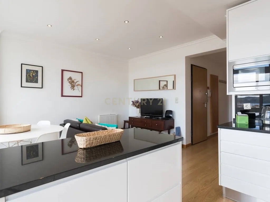 Arrendamento – T3 Remodelado com Vista Rio | Alcântara, Lisboa - Image 9