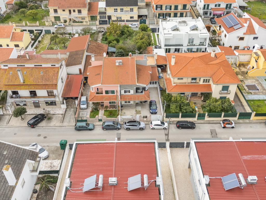 Moradia T4 com áreas generosas em Fernão Ferro - Image 34