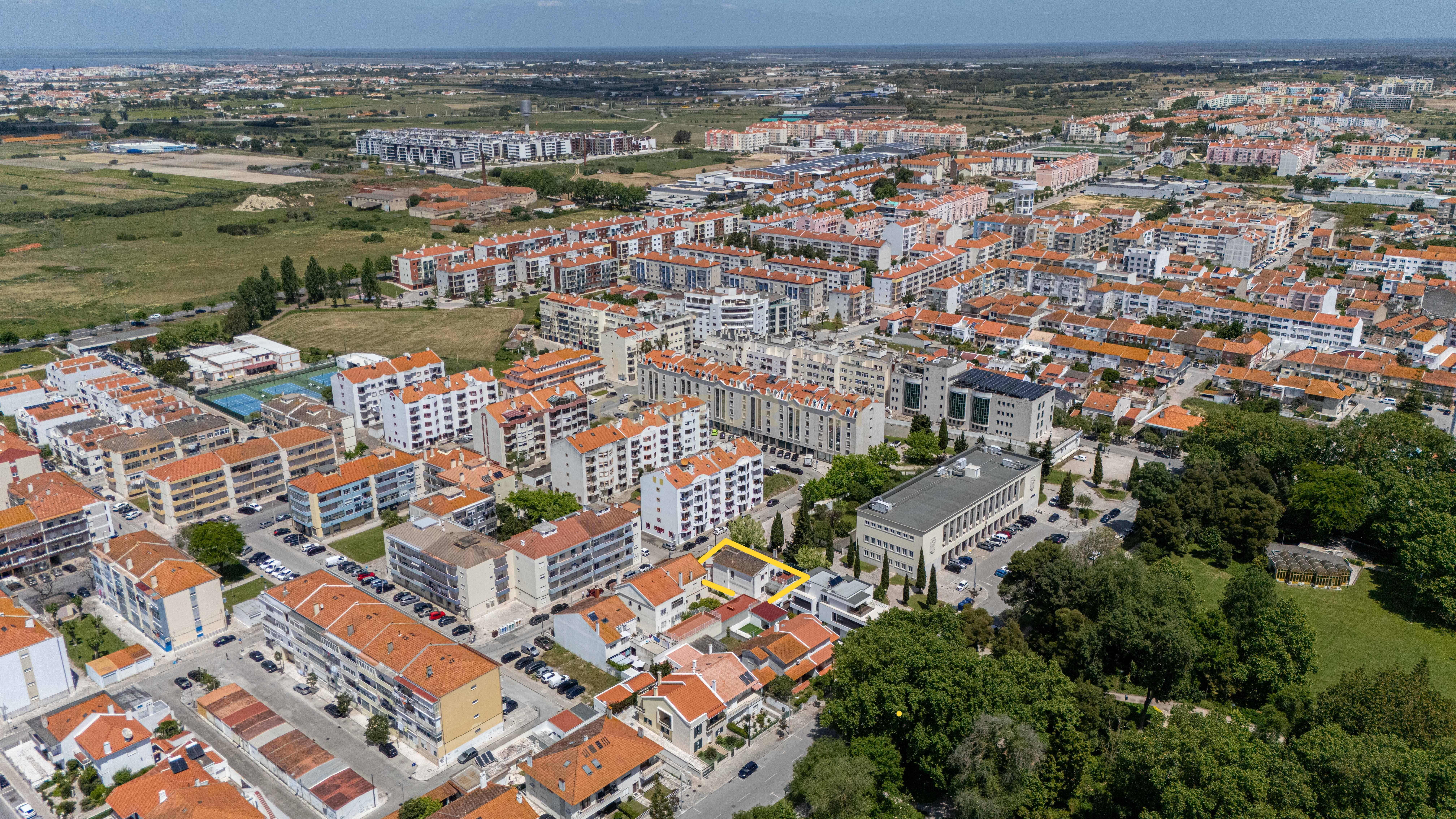 Moradia T6 no centro do Montijo com jardim e garagem - Image 65
