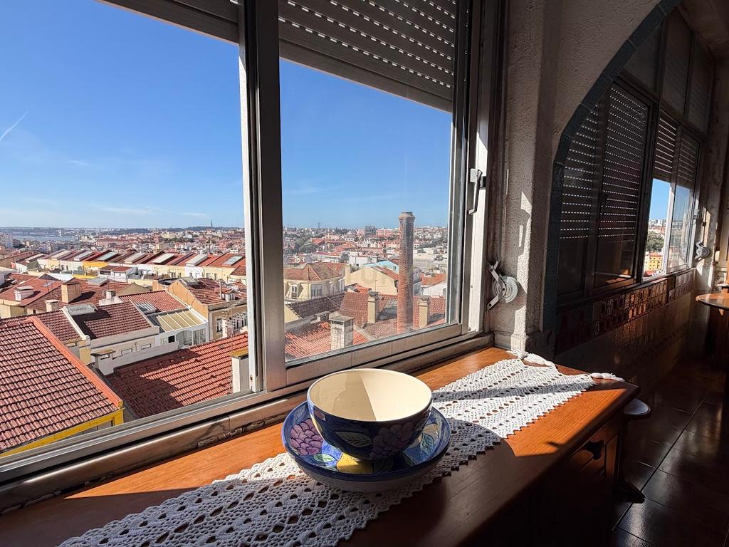 T4 em Arroios para remodelação com vista sobre Lisboa - Lisboa - Image 9