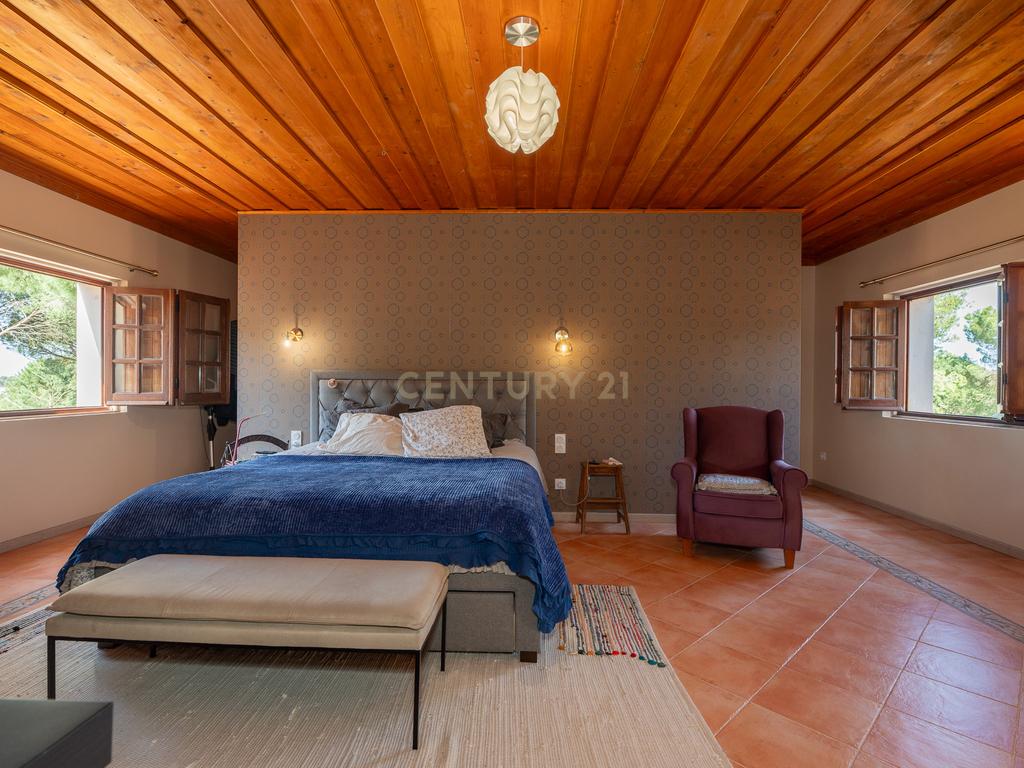 Fabulosa Quinta com lote de terreno de 22.381 m2, onde se encontra inserida uma moradia composta por dois pisos, com uma área bruta de 623 m2, uma área útil de 304 m2 e uma área bruta dependente de 319 m2, localizada em Santo Isidro de Pegões, na zona de Pegões, a pouca distância das belas praias de Setúbal. - Image 35