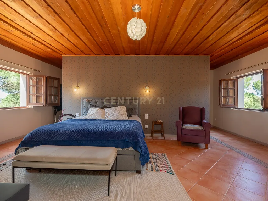 Fabulosa Quinta com lote de terreno de 22.381 m2, onde se encontra inserida uma moradia composta por dois pisos, com uma área bruta de 623 m2, uma área útil de 304 m2 e uma área bruta dependente de 319 m2, localizada em Santo Isidro de Pegões, na zona de Pegões, a pouca distância das belas praias de Setúbal. - Image 35