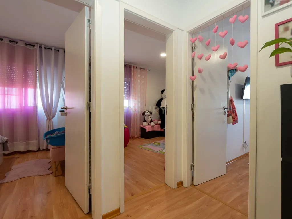 Apartamento de tipologia T4, com 2 WC e arrecadação localizado em Santo António dos Cavaleiros – Loures. - Image 13