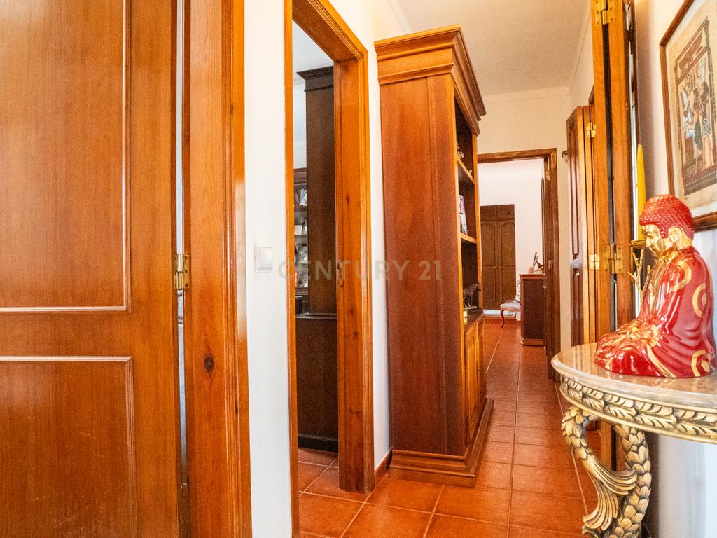 Moradia T4 Isolada com 308 m2 de construção, Jardim, com 4270 m² de Terreno. - Image 22