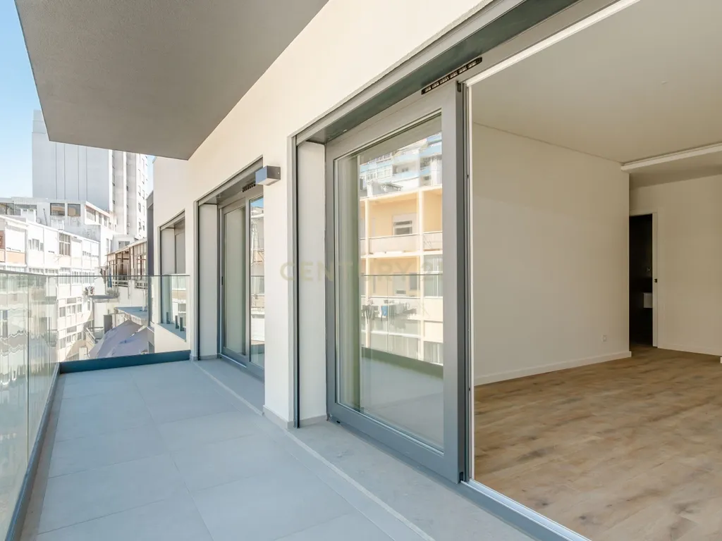 Exclusiva Penthouse T4 inserida num Empreendimento em Almada - Image 28