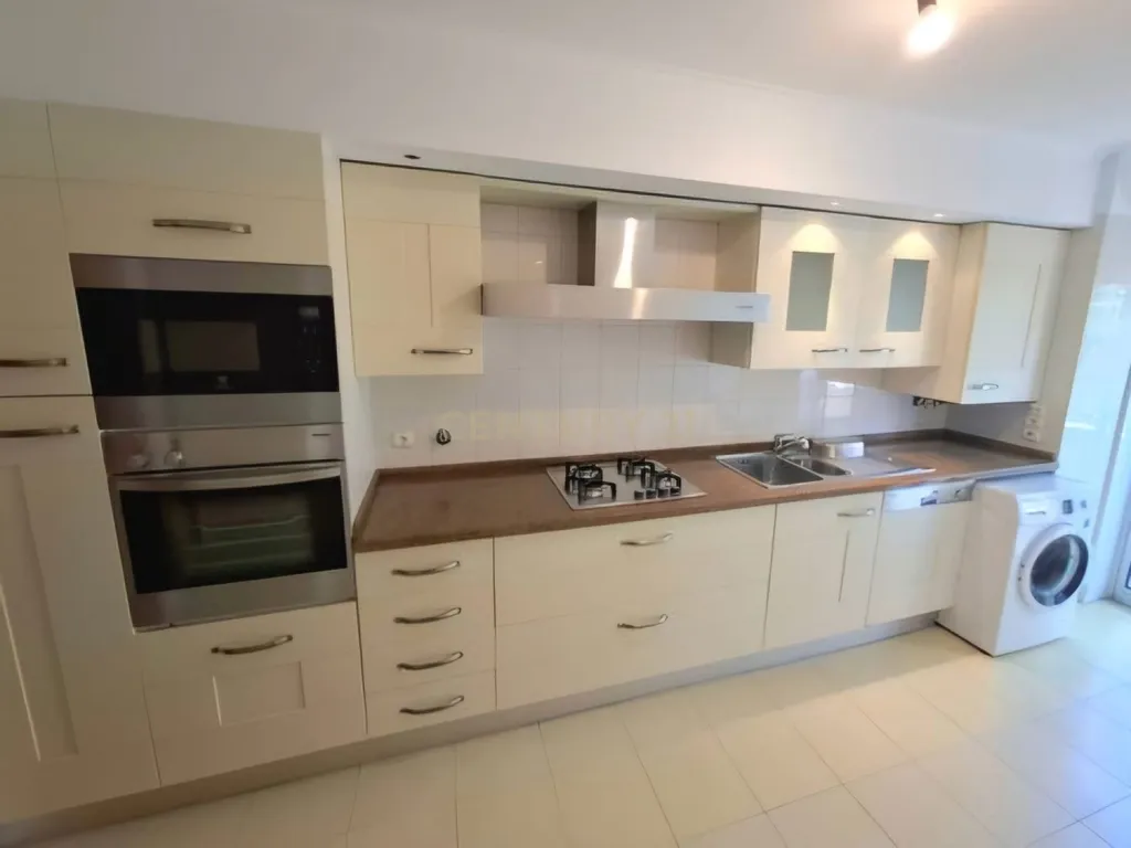 Imóvel T3 espaçoso nas Picoas, com 3 WC, 2 estacionamentos - Image 10