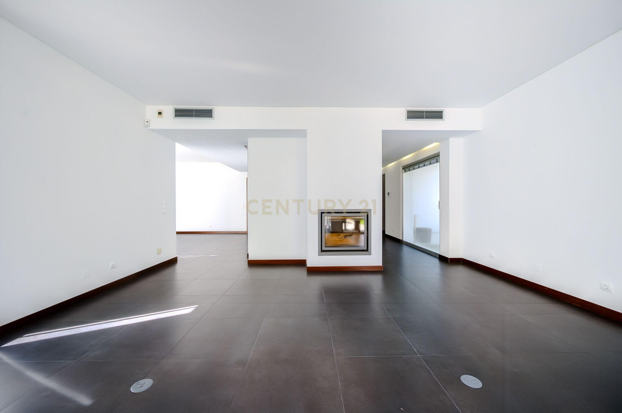 Fotografia 10 de Moradia T5 Contemporânea com Piscina e Jardim Privativo – São Pedro do Estoril