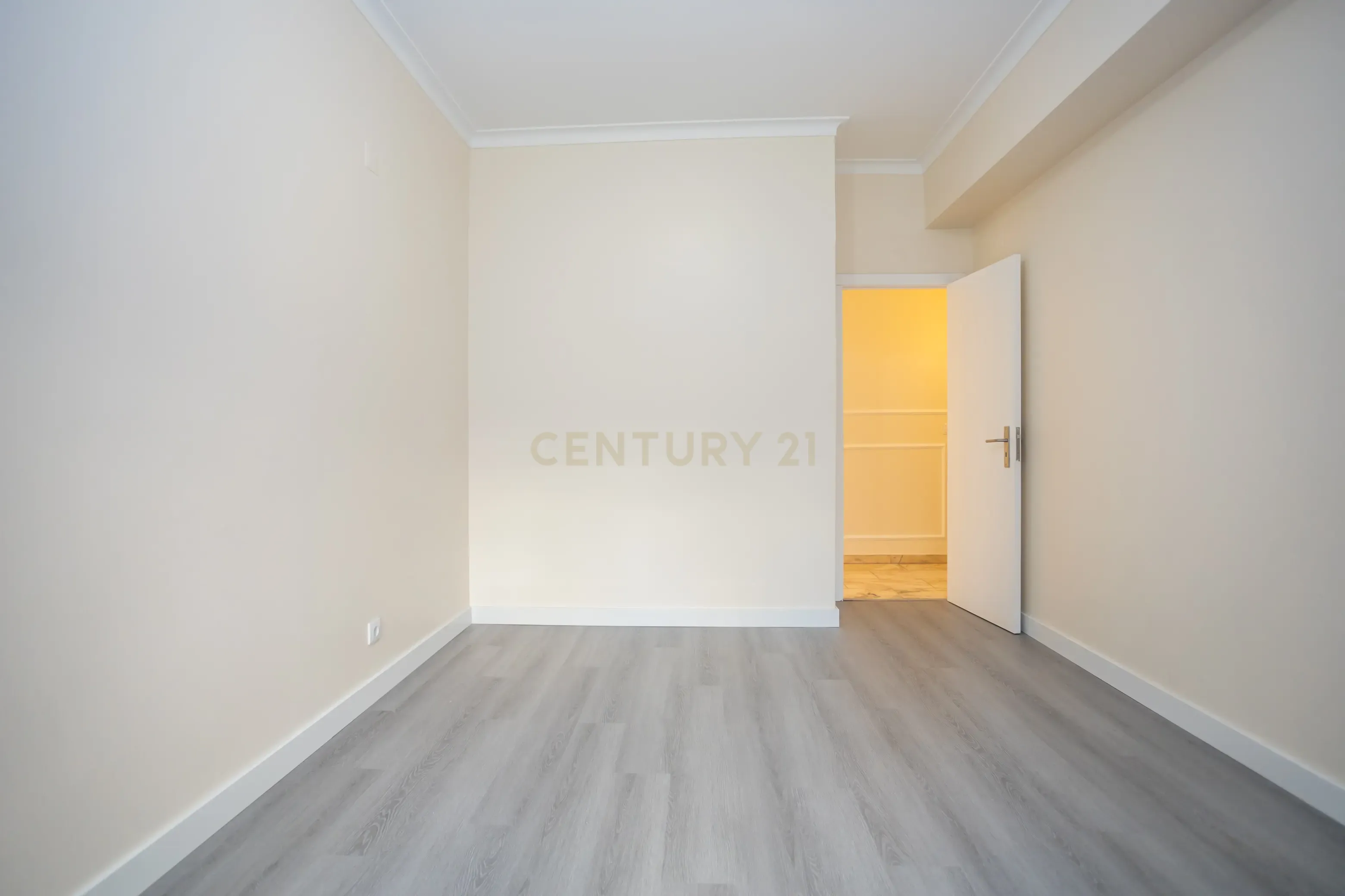 Apartamento T4, centro de Almada com terraço - Image 3