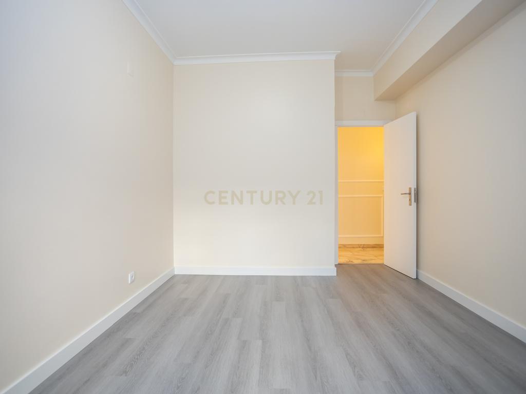 Apartamento T4, centro de Almada com terraço - Image 3