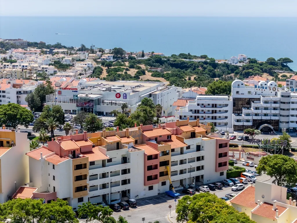 Apartamento com piscina, elevador e vista mar, no centro de Albufeira - Image 33