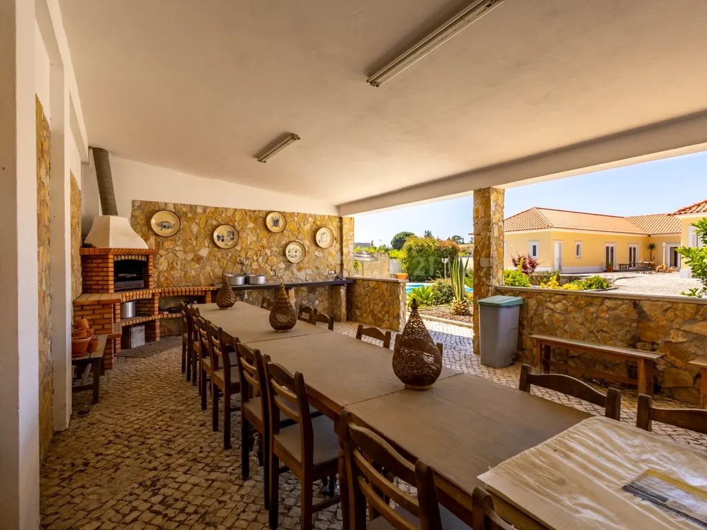 Moradia T5 Térrea com Piscina, Garagem e Lote de 2000 m² – Venda do Alcaide - Image 30