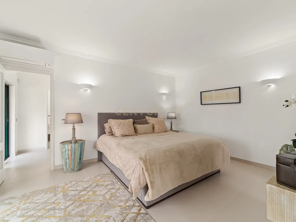 Moradia T4 em Ferragudo, próxima a praias, com Piscina aquecida, Bar e Lounge Exterior - Image 30