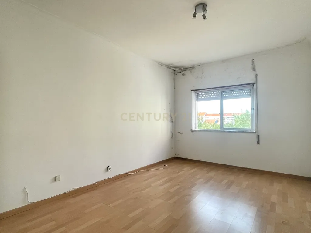 Apartamento T2 com Duas Varandas, no Centro do Pinhal Novo - Image 14