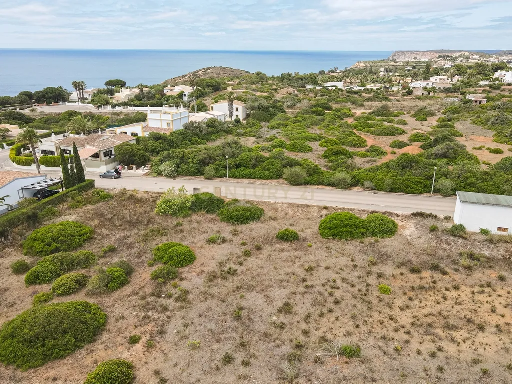 Lote exclusivo para construção de moradia isolada - Image 7