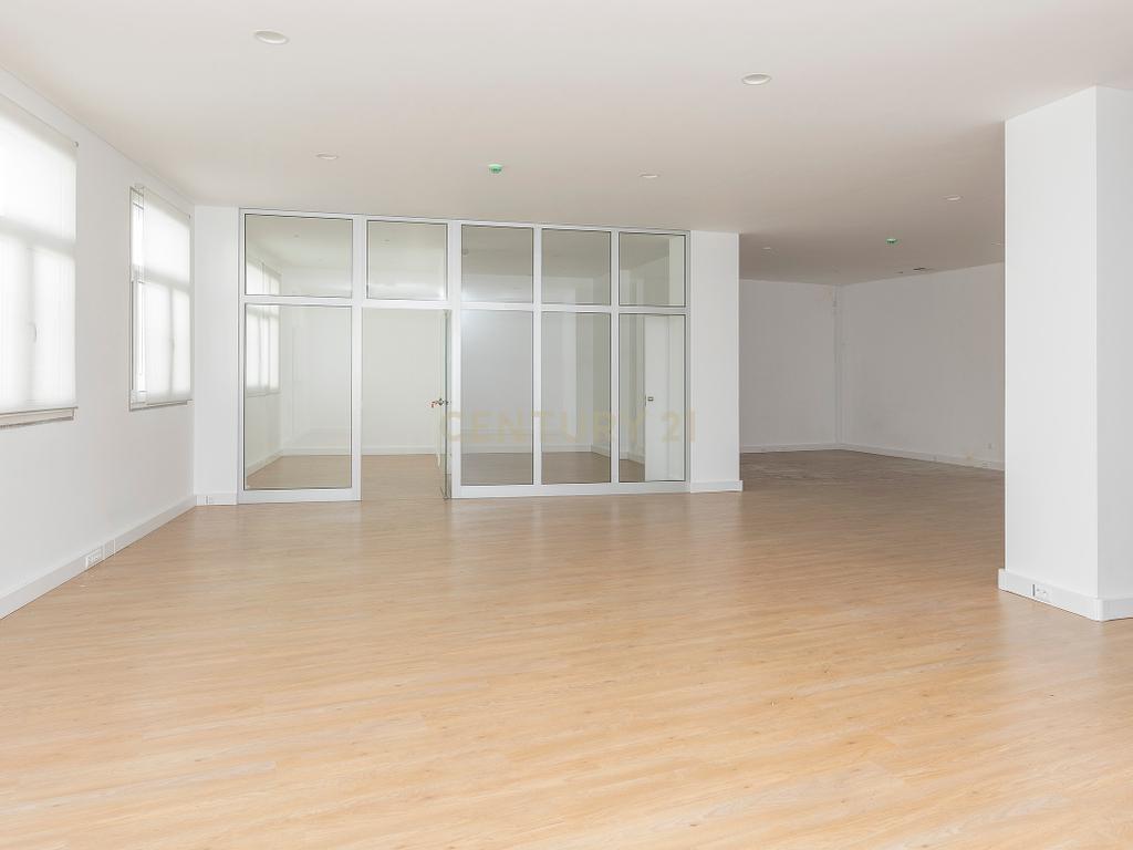 Espaço Comercial junto a Estação de Benfica. - Image 4