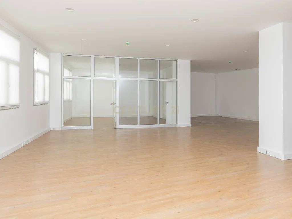 Espaço Comercial junto a Estação de Benfica. - Image 4