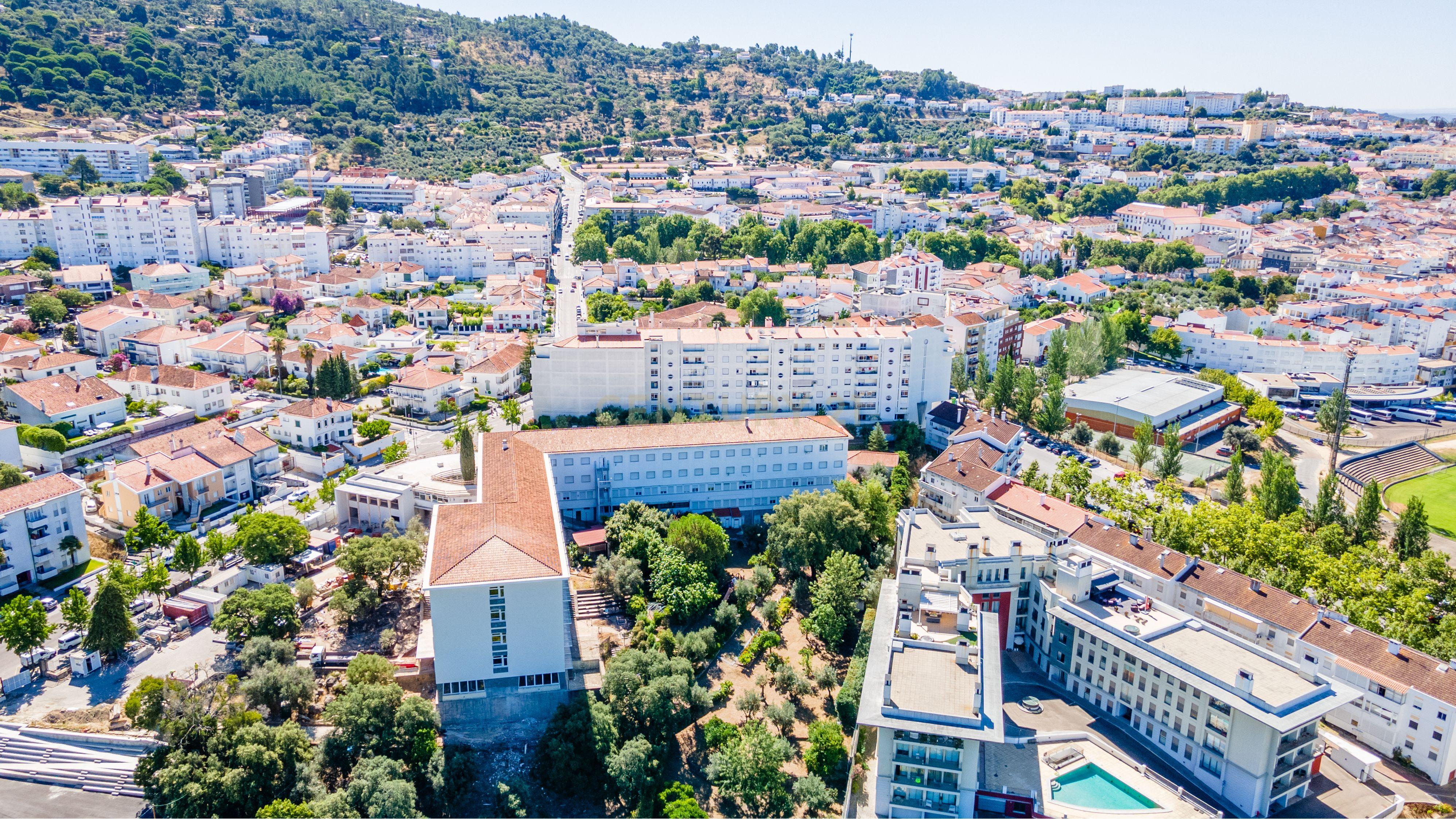Prédio no Centro de Portalegre para investimento - Image 48