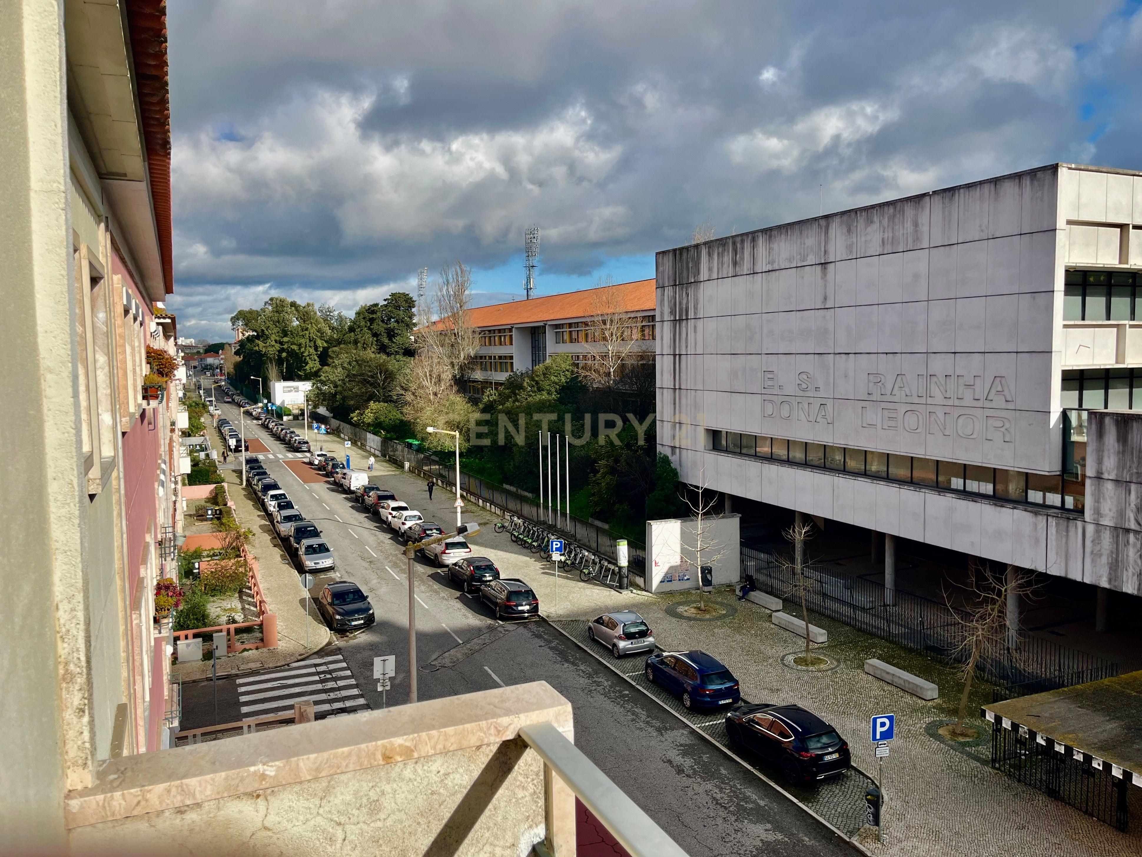 🏡 Arrenda-se Apartamento T4 em Alvalade – Remodelado | Com Garagem + 1 Estacionamento 🚗 - Image 11
