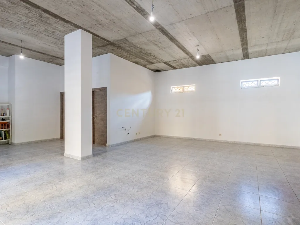 Loja/Espaço Comercial com Saída de Fumo Totalmente Remodelado em Apelação Loures - Image 11