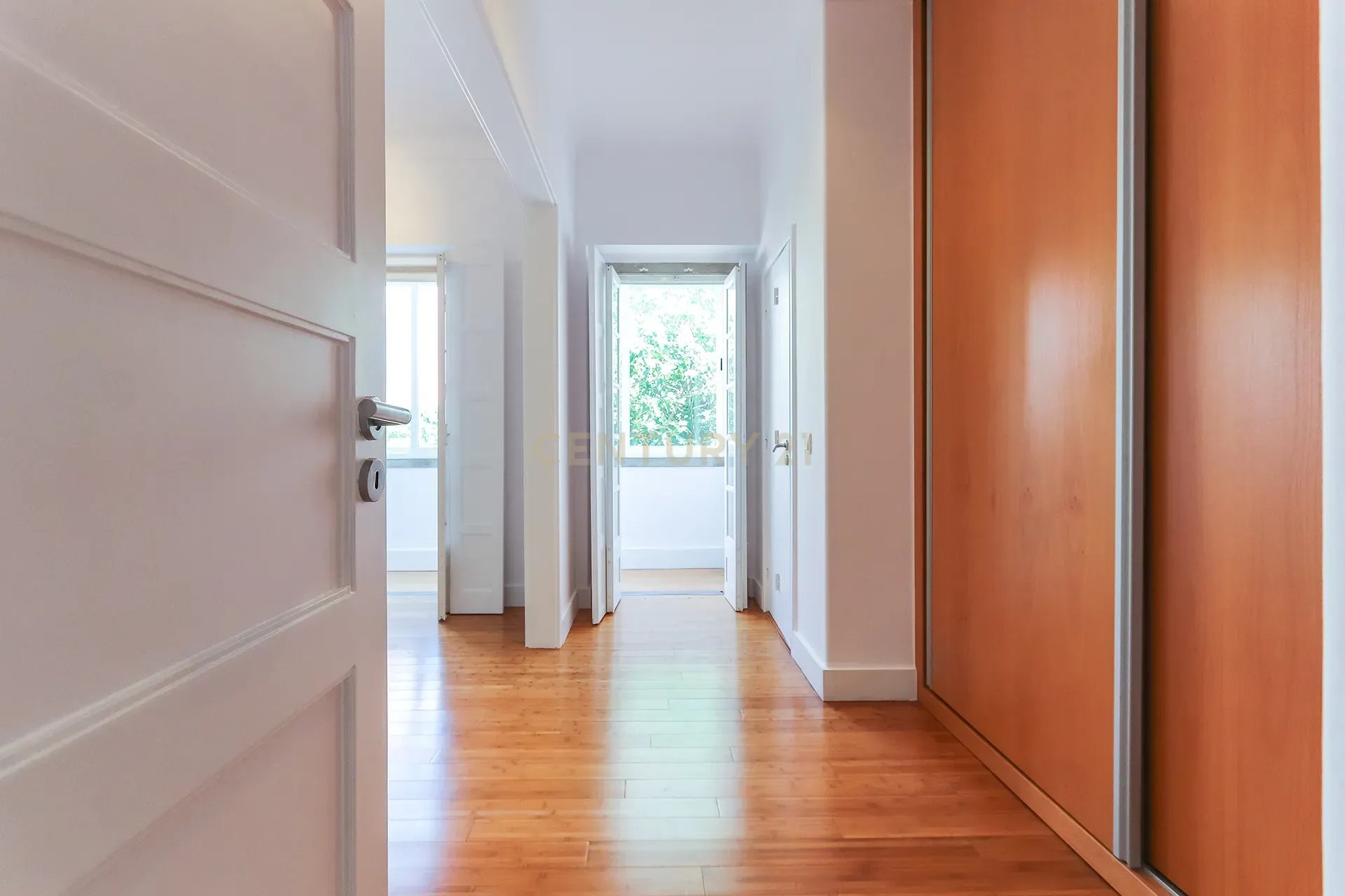 Fotografia 11 de Apartamento T3 para arrendamento com varanda junto à Avenida de Roma | Prédio com "arte"