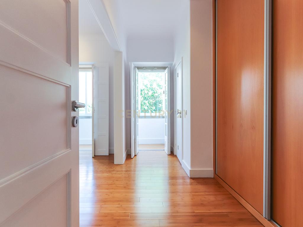 Apartamento T3 para arrendamento com varanda junto à Avenida de Roma | Prédio com "arte" - Image 11