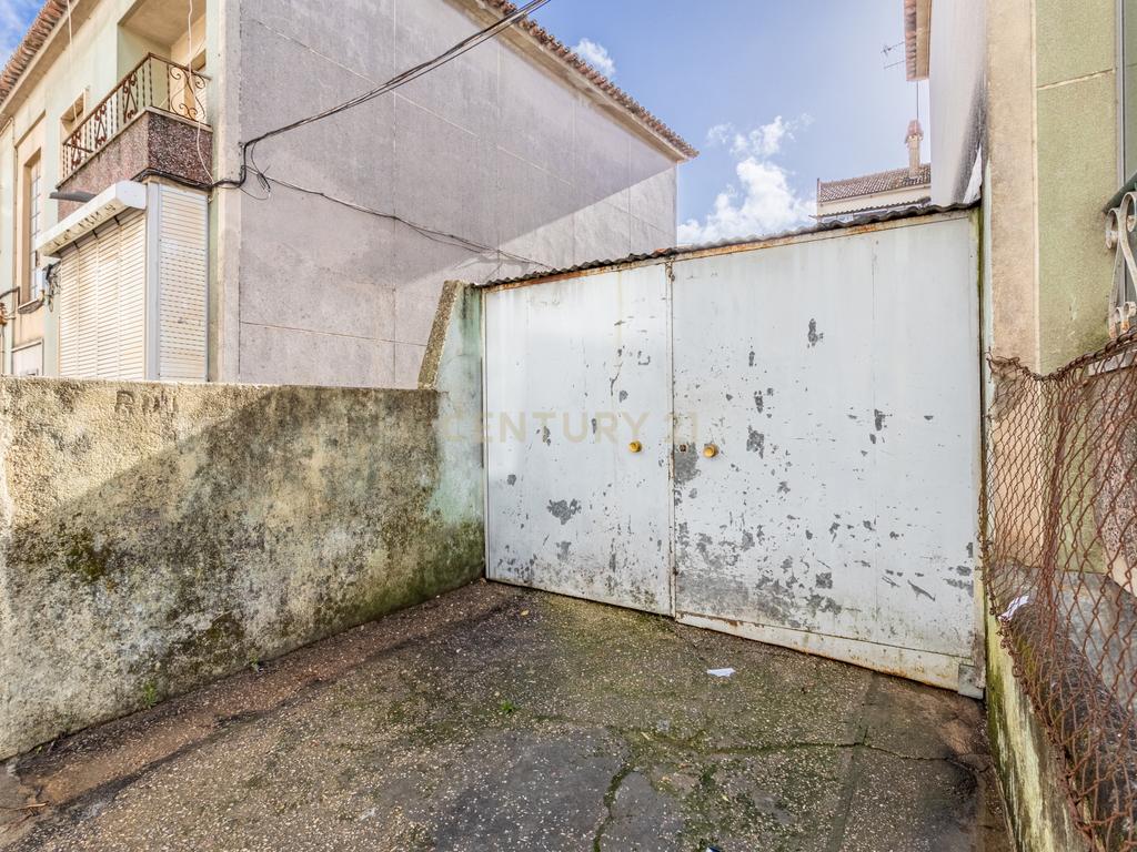 Prédio em Camarate para Investimento - Image 6