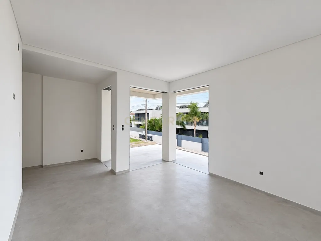 Villa 140 | Moradia com Projeto de Arquitetura Contemporânea, Piscina e Jardim Privativo, em Construção na Aroeira - Image 8