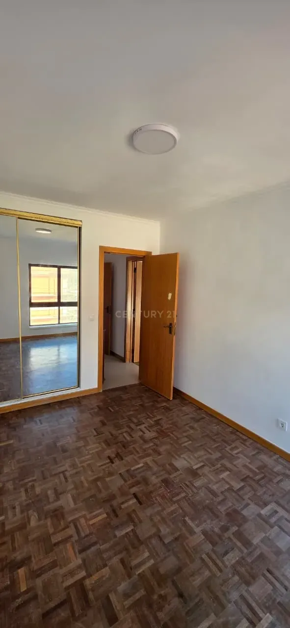Fotografia 9 de Arrenda-se apartamento T2 para  2º Andar com Elevador em Peniche edifício Berlenga.  Se procura uma zona