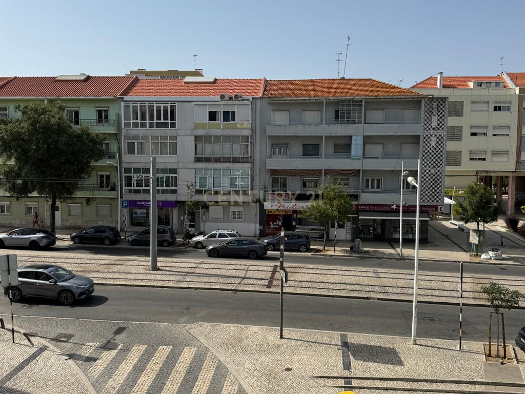 Apartamento T4 em Almada em frente ao metro de superfície! - Image 26
