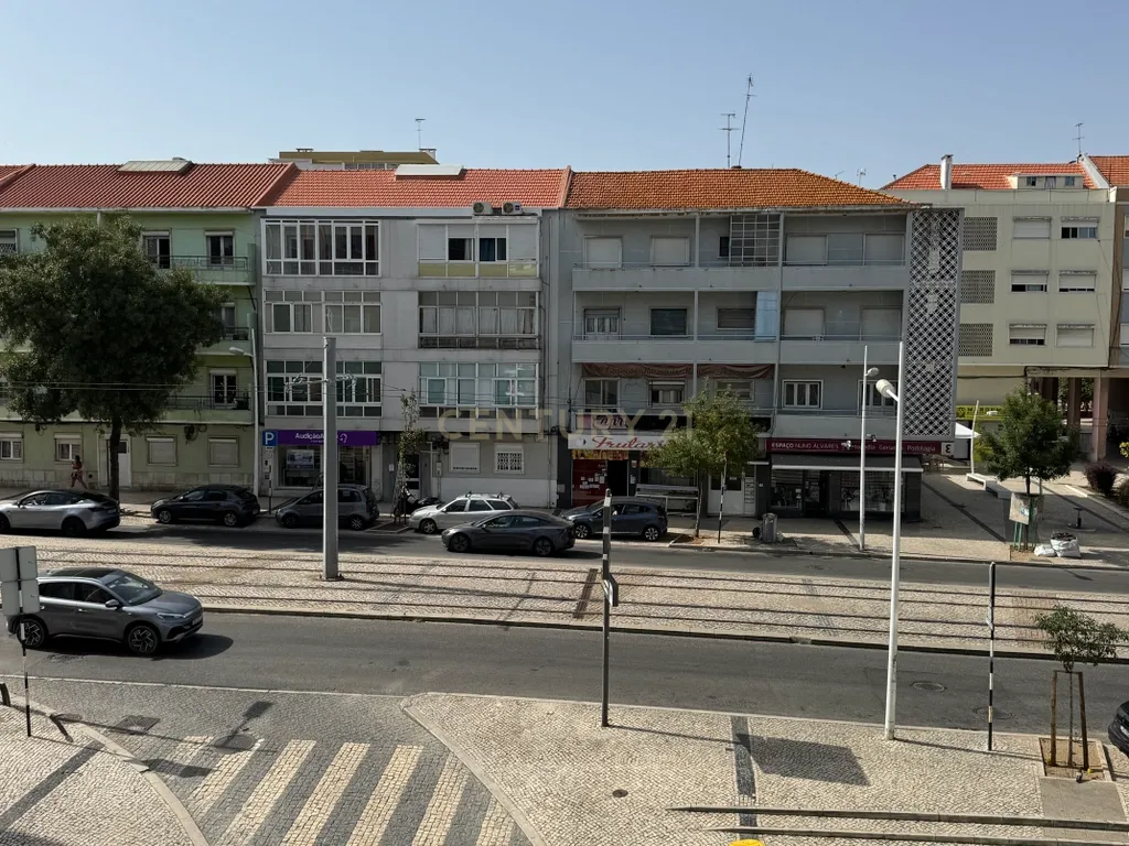 Apartamento T4 em Almada em frente ao metro de superfície! - Image 26