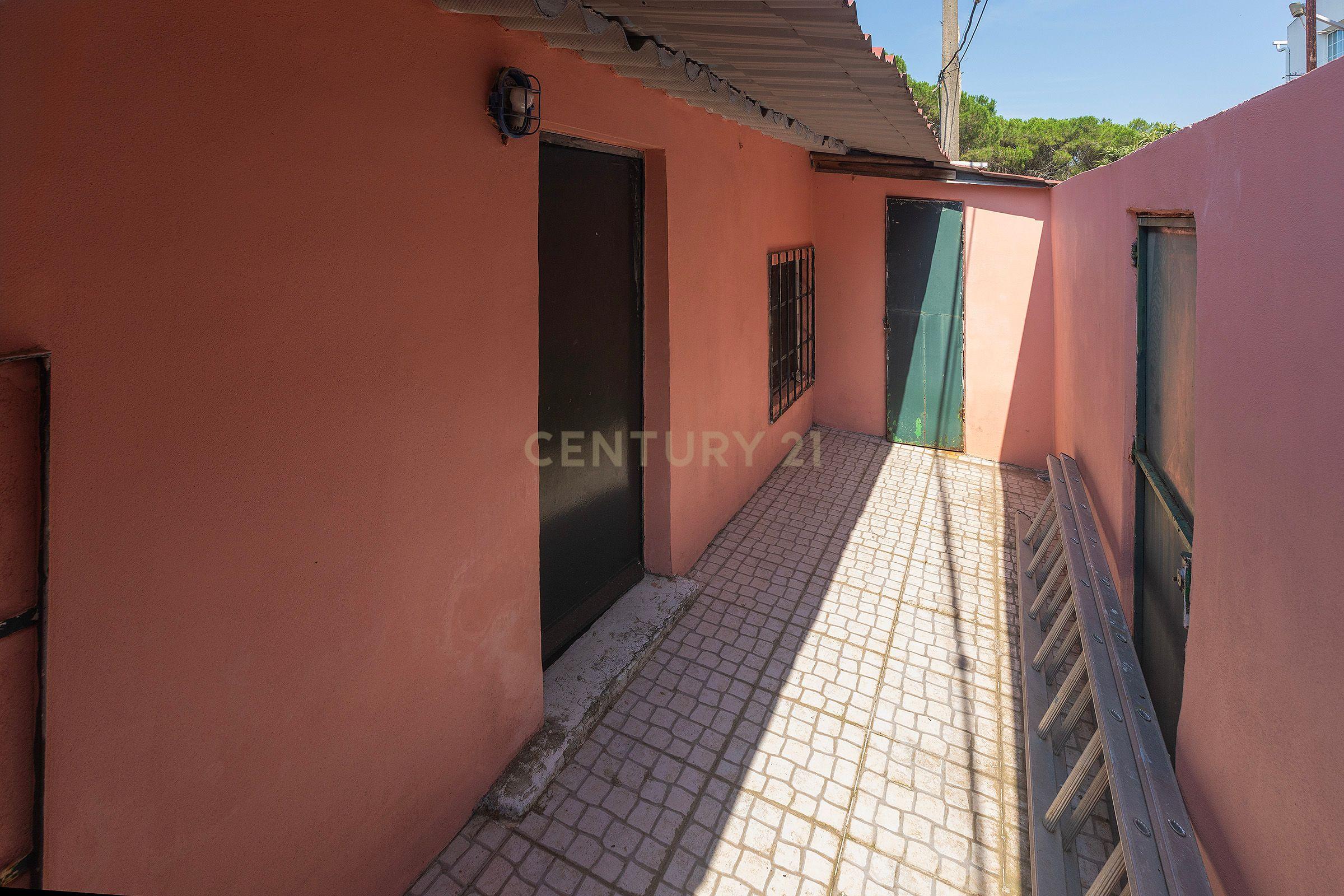 Fotografia 8 de Moradia T3 com Quintal e Alto Potencial no Caramão da Ajuda, Lisboa