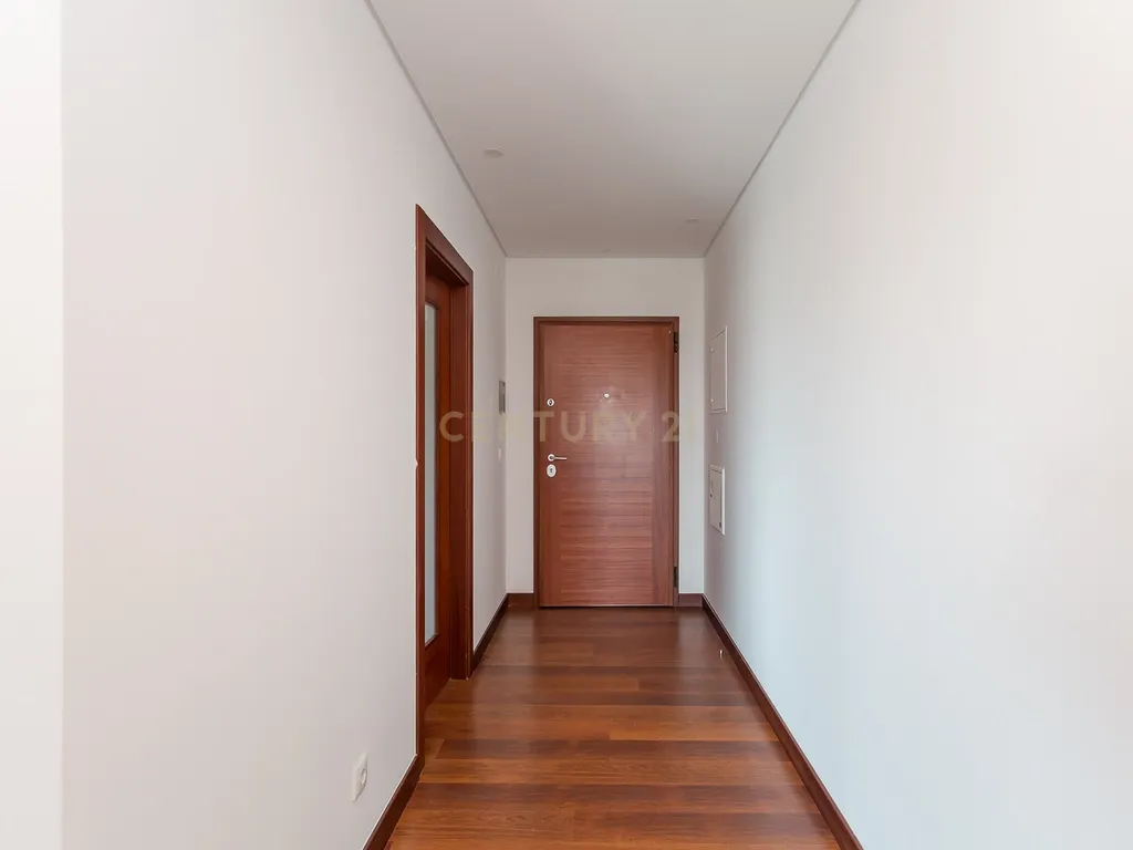 Apartamento T2 num condomínio com Vista Panorâmica em Odivelas, Famões - Image 14