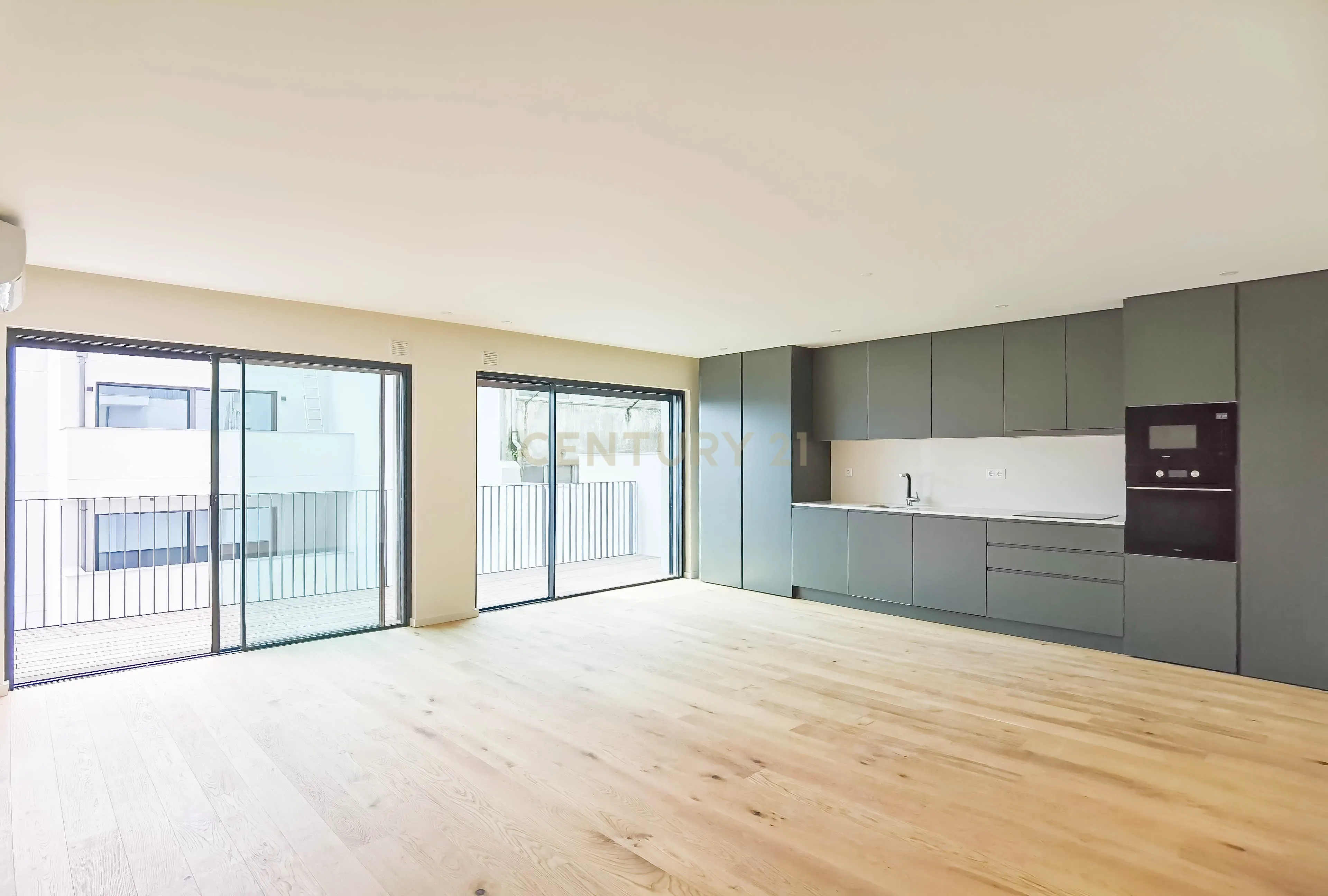 Apartamento T2+1 Duplex com Garagem, Arrumos e Amplas Varandas – Rua Aires Ornelas, Porto - Image 2