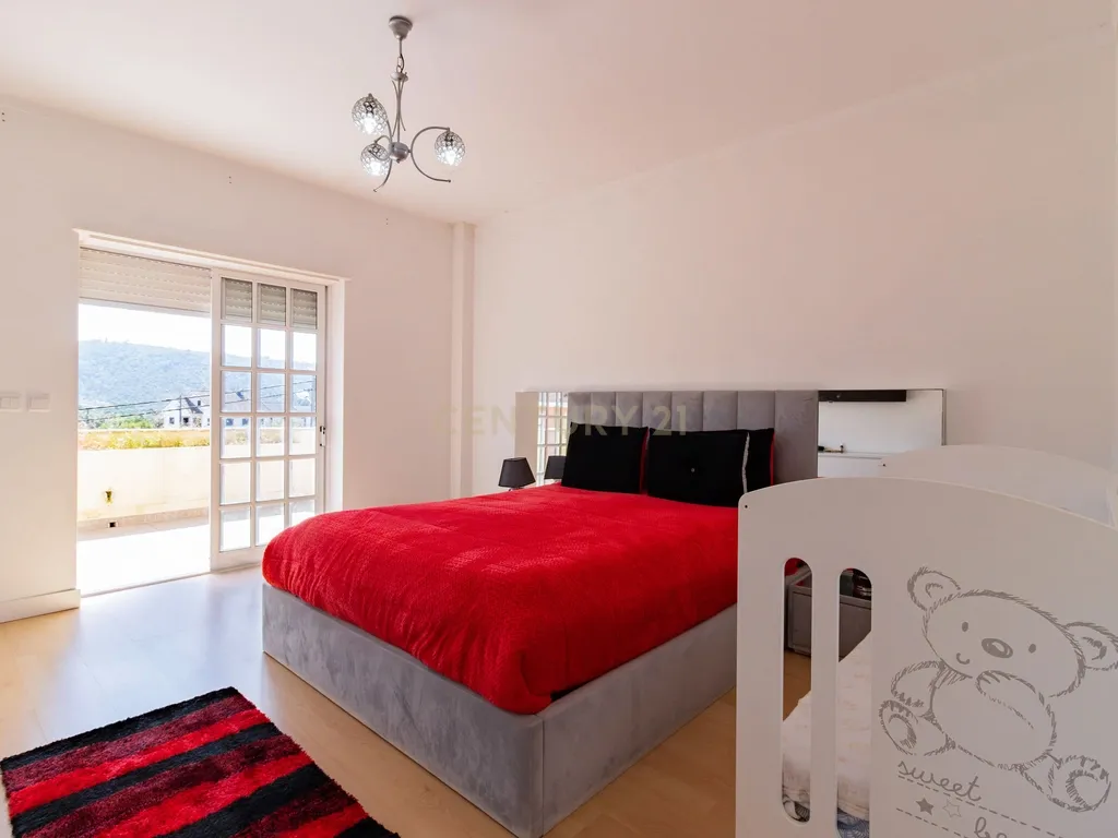 Espaçoso Apartamento T3 na Freixianda com Terraço - Image 10