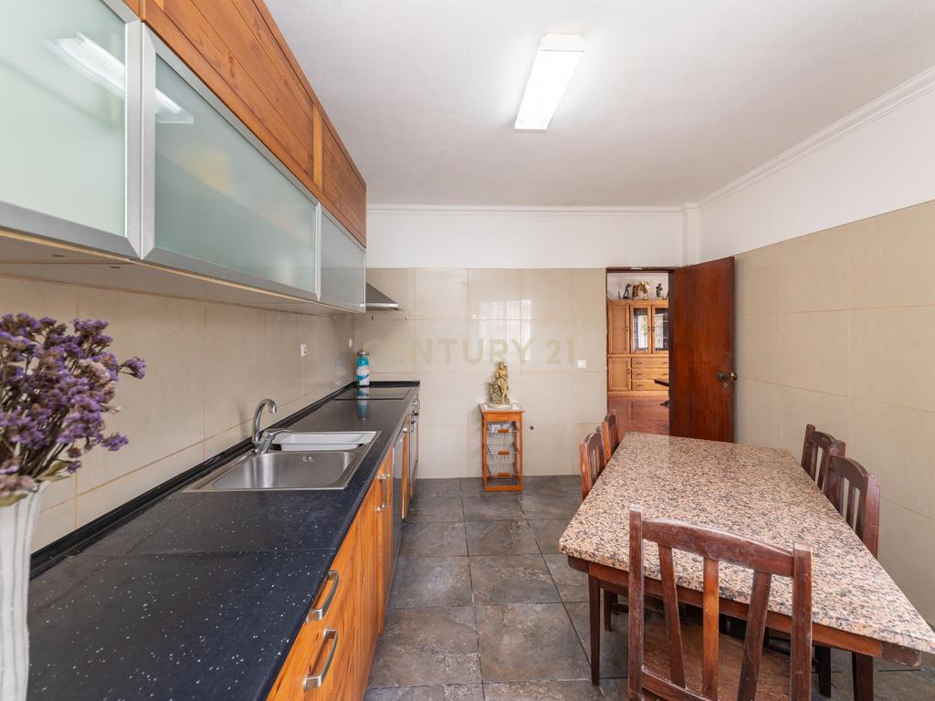 Moradia T3 na Quinta do Anjo com Vista Panorâmica e Garagem - Image 11