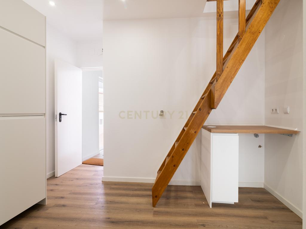 Vila Imperdível: 13 Frações Renovadas em Sacavém - Image 8
