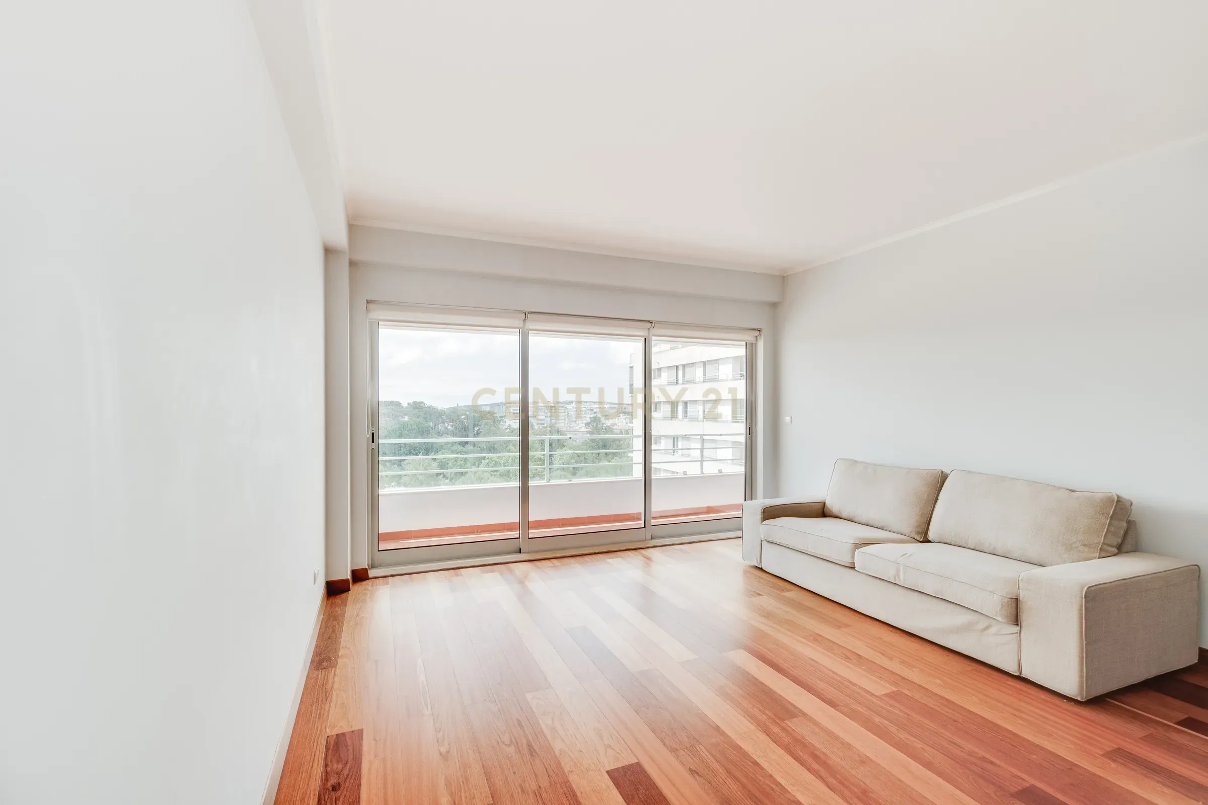 Apartamento T2 com Vista Panorâmica em Lisboa - Image 3