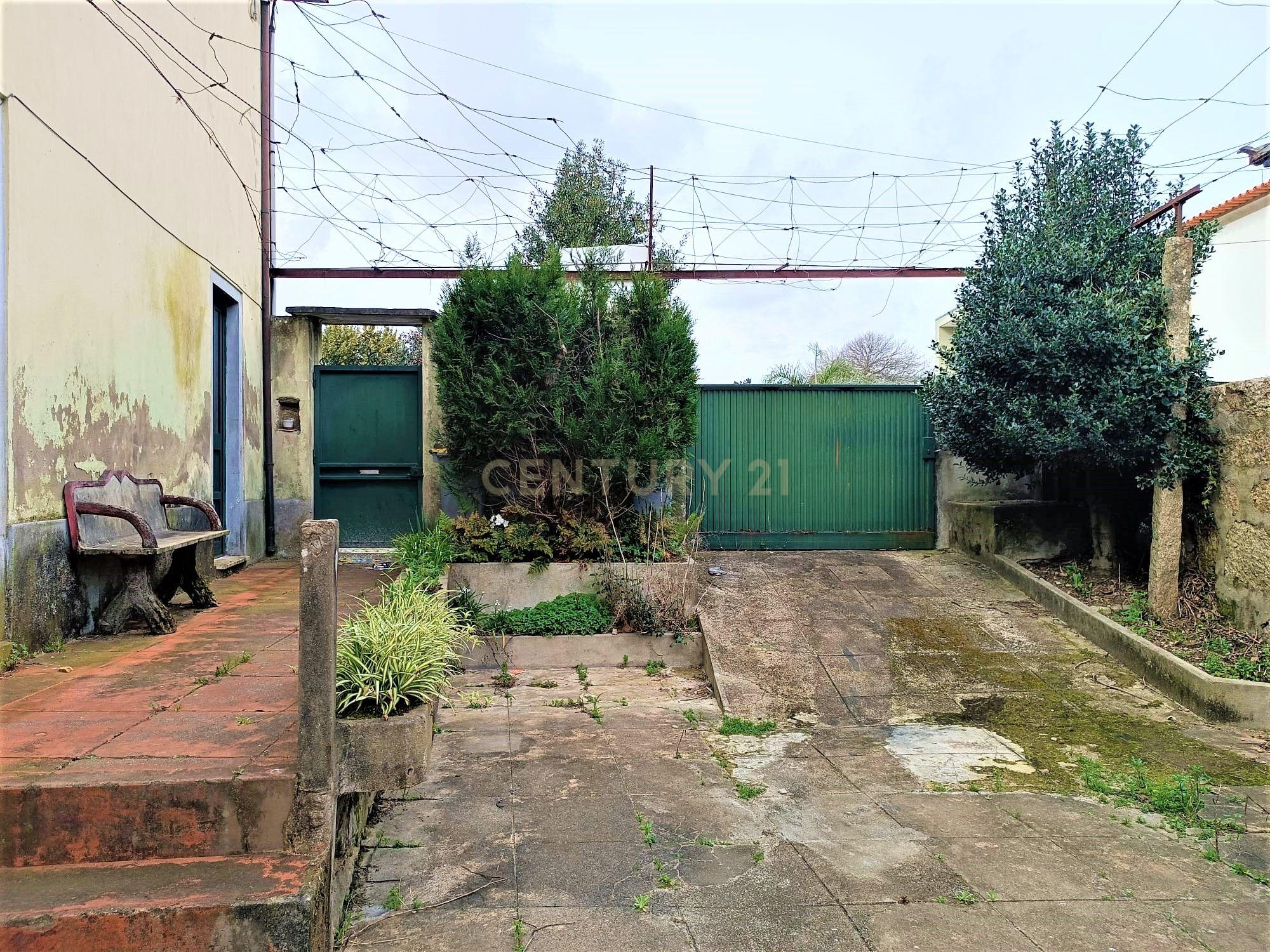 Moradia bifamiliar com cinco quartos, terreno e água para reconstrução no coração da Cidade da Maia, em Gueifaes - Image 10