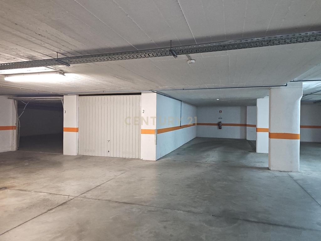 Oportunidade Única em Massamá – Garagem Ampla com Potencial de Oficina - Image 5