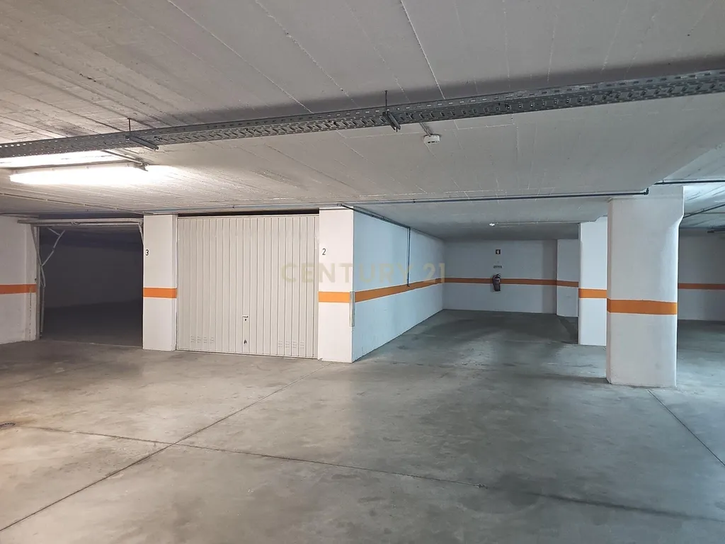 Oportunidade Única em Massamá – Garagem Ampla com Potencial de Oficina - Image 5