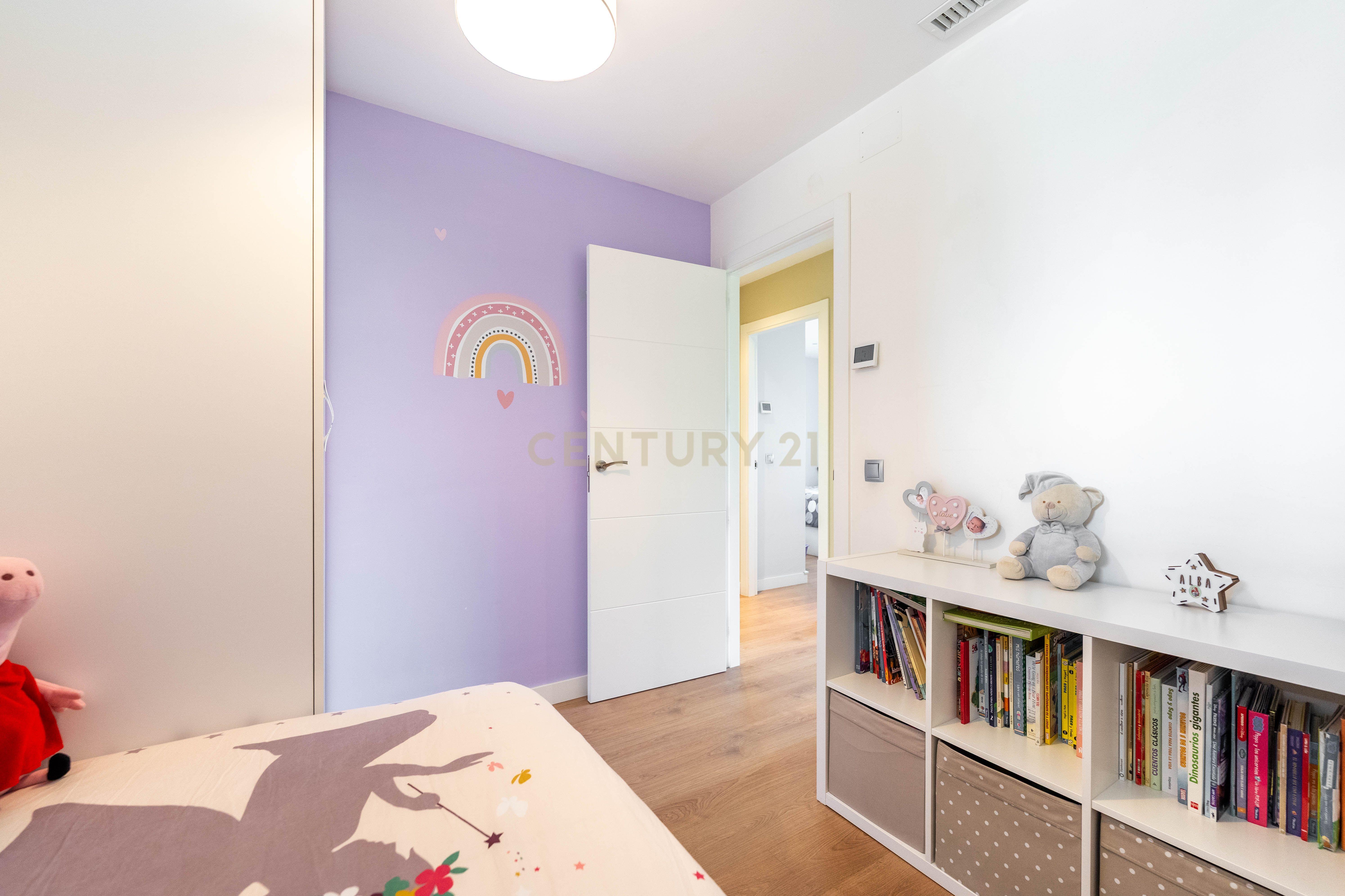 Vive numa urbanização com jardim e piscina. - Image 11