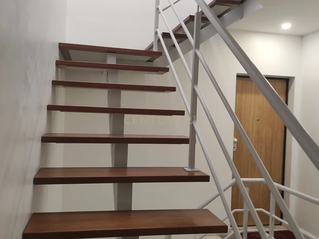 Apartamento T2 com arrecadação, renovado, no centro de Almada - Image 13