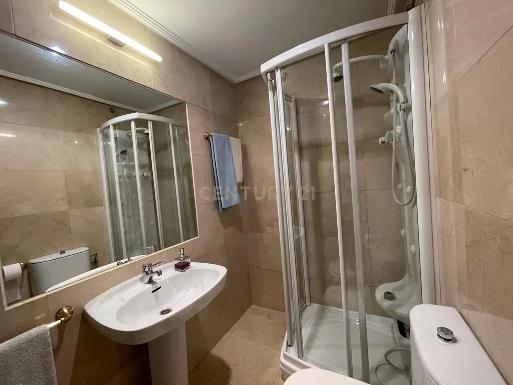 Luxuosa Moradia Renovada em Madrid com Vista para a Cidade - Image 95