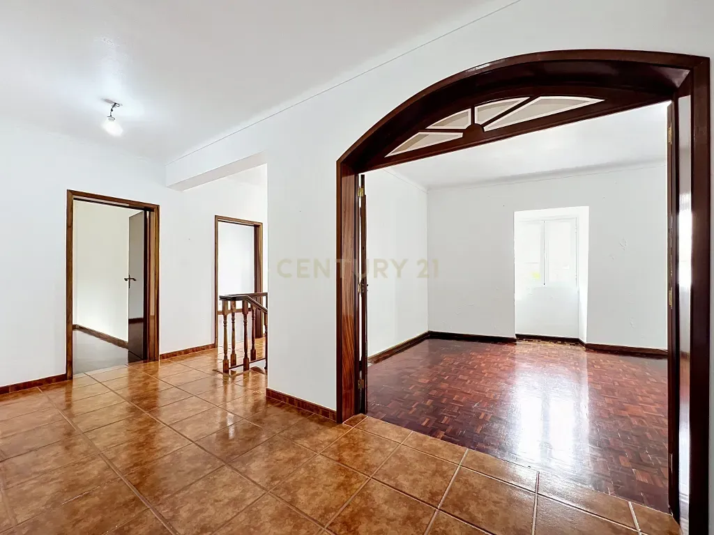 Fotografia 6 de Moradia T2 com Duas Entradas Distintas e Potencial para Segundo Apartamento | Cabouco