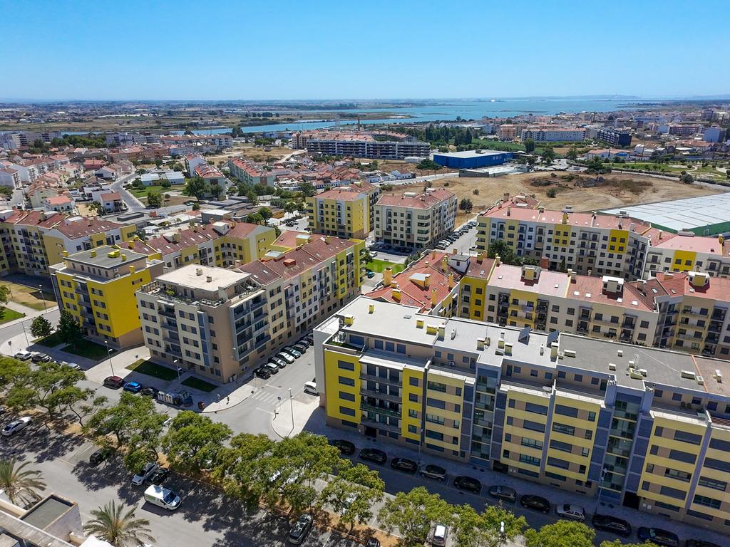 Apartamento T3 com Parqueamento e Arrecadação | Montijo - Image 37